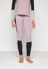 Hosszú ujjú felső és testhez simuló leggings világos rózsaszínben, fekete és bézs színben. Rugalmas anyag, kontrasztos oldalpanellel és látható varrási részletekkel.