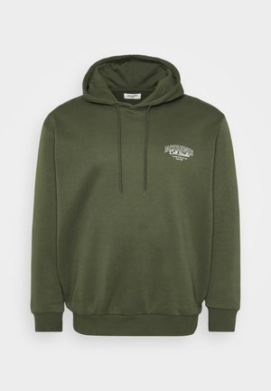 Sudadera de color verde oliva hecha de una mezcla de algodón, con un bolsillo canguro en la parte frontal, capucha con cordón y bordado blanco del logo en el pecho.