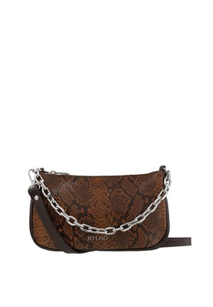 Borsa in finta pelle di serpente marrone con una tracolla in catena argentata, forma rettangolare, chiusura a zip e dettagli in pelle. Nome del brand impresso sul davanti.