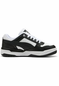 Atenție! Adidași alb-negru din material textil și piele, design la nivelul gleznei, vârf rotund, șireturi albe, logo distinct pe lateral și talpă texturată.