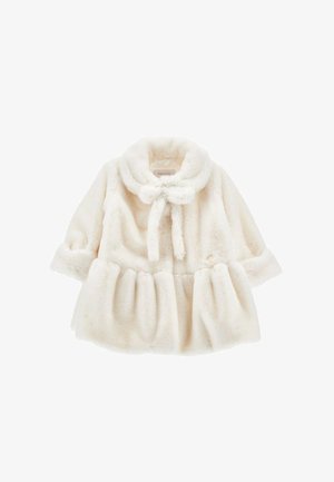 Kremowy płaszcz z futra syntetycznego z okrągłym kołnierzem, zapięciem na wiązanie, rękawami do łokcia i marszczoną spódnicą. Miękka, puszysta faktura.