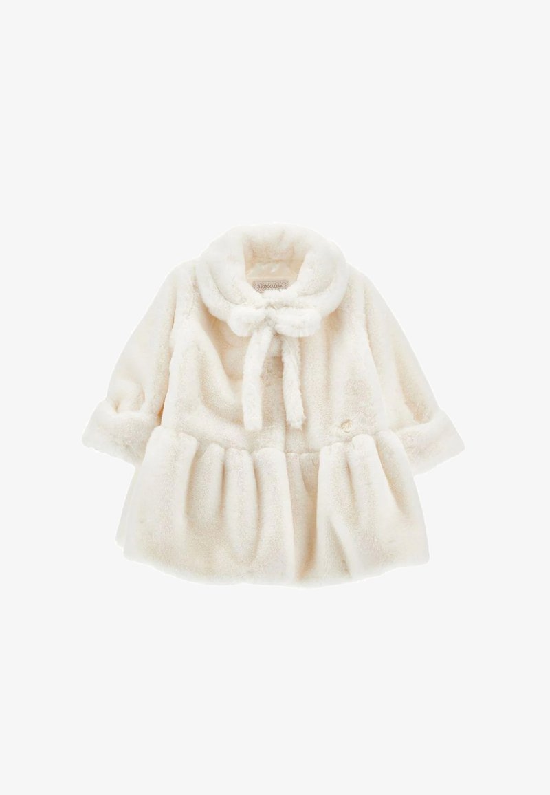Cappotto in pelliccia artificiale color crema con colletto rotondo, chiusura con cravatta, maniche a tre quarti e gonna arricciata. Texture morbida e pelosa.