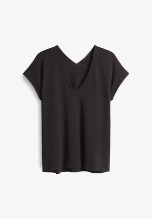 Schwarzes Kurzarm-Stricktop mit tiefem V-Ausschnitt und lockerem Schnitt, dargestellt auf weißem Hintergrund.