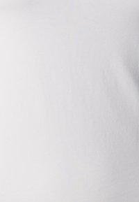 Textura de tela blanca lisa con un sutil patrón de tejido y ligeras sombras.