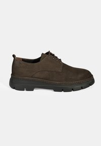 Chaussures en suede marron à lacets avec une tige texturée, bout rond et semelle extérieure en caoutchouc noir robuste. Accents cousus le long du bord.