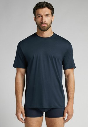 Navyblaues Kurzarm-T-Shirt aus glattem Stoff mit Rundhalsausschnitt und lässiger Passform, kombiniert mit passenden dunklen Boxershorts.