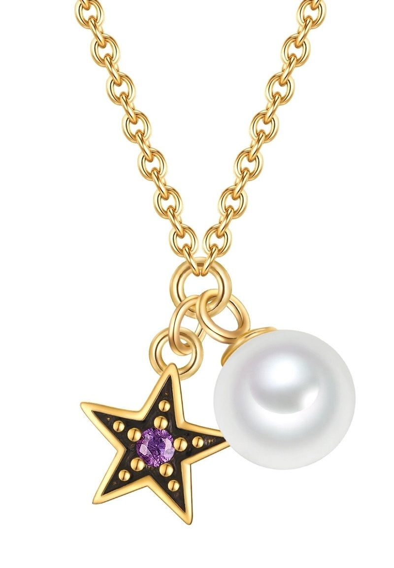 Zelta ķēdes kaklarota ar zvaigznes piekariņu, kurā ir purpura akmens un liela balta pērle, izceļot gludas tekstūras un kontrastējošas krāsas.