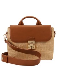 Borsa a tracolla in pelle sintetica marrone e paglia intrecciata, di forma rettangolare, con chiusura a patta, dettagli in oro e tracolla rimovibile.