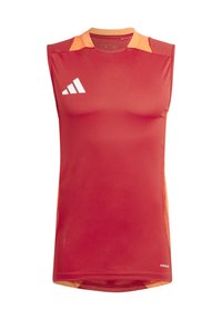 Maglietta atletica senza maniche rossa con accenti arancioni, realizzata in tessuto traspirante. Presenta il logo bianco di Adidas sul davanti.