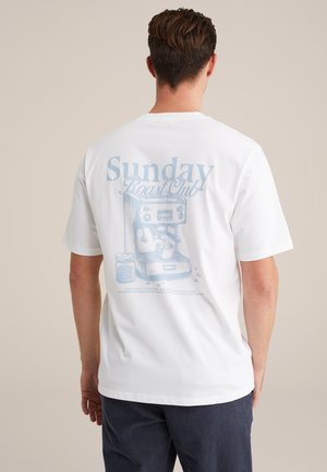 Valkoinen lyhythihainen T-paita, jossa on sininen graafinen printti espresso-koneesta ja teksti "Sunday Roast Club" selkäpuolella.