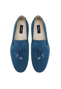 Blaue Wildlederloafers mit runder Zehenform, dekorativem Schleifendetail und kontrastierenden Nähten. Weiße Sohlen und Lederinnensohle.