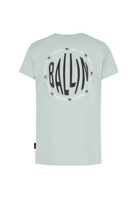 Licht mintgroene t-shirt met korte mouwen, met een gedurfde zwarte cirkelvormige "BALLIN" tekstontwerp op de achterkant en een klein label aan de zijkant.