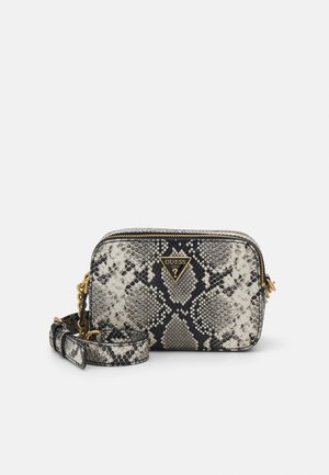 Petit sac rectangulaire avec motif peau de serpent noir et blanc, fermeture éclair dorée, bandoulière chaîne et logo Guess doré sur le devant.