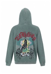 Groene sweatshirt met capuchon, met een kleurrafische afbeelding van een wolf en een natuurscene op de achterkant. Inclusief "Ed Hardy" tekst in het rood.