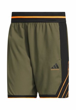 Oliivinvihreät koripalloshortsit mustilla yksityiskohdilla, joissa on oranssi raidallinen vyötärö, sivulogo ja teksturoitu kangas.