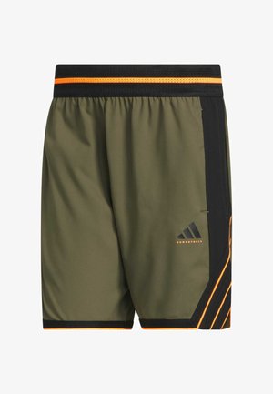 Oliivinvihreät koripalloshortsit mustilla yksityiskohdilla, joissa on oranssi raidallinen vyötärö, sivulogo ja teksturoitu kangas.