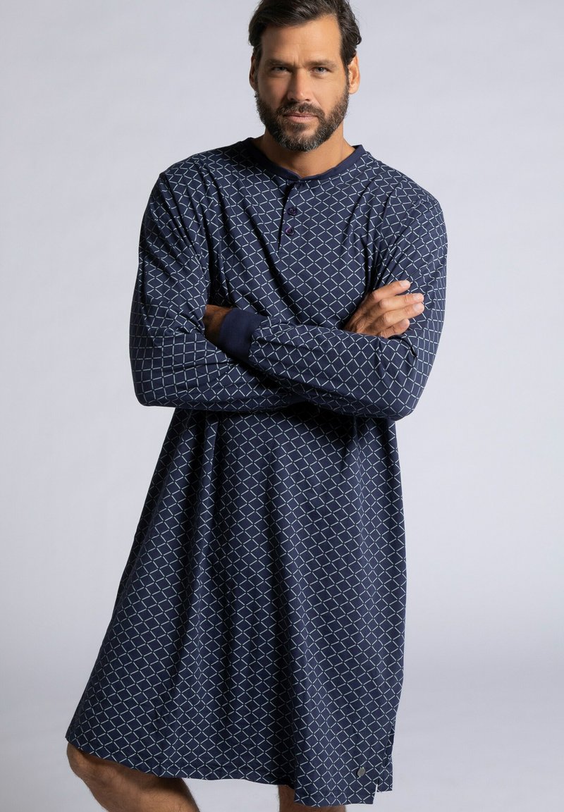 Camicia da notte a fantasia navy con un design geometrico, maniche lunghe, colletto abbottonato e polsini blu in contrasto. Tessuto morbido con una vestibilità comoda.