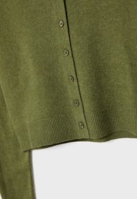 Cardigan tricoté vert olive avec six boutons assortis et ourlet côtelé visible sur un fond clair.