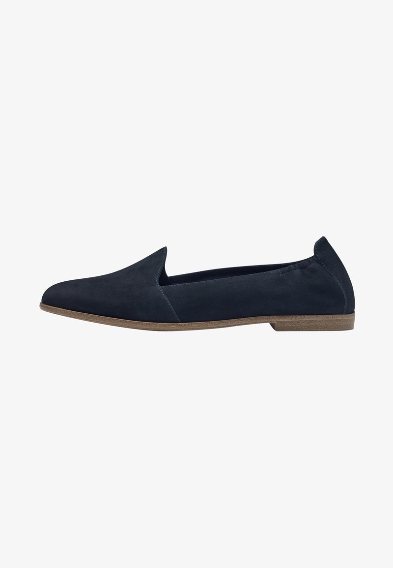 Chaussure plate slip-on en daim noir avec un petit talon en bois et un bout pointu, conçue pour un usage décontracté ou formel.
