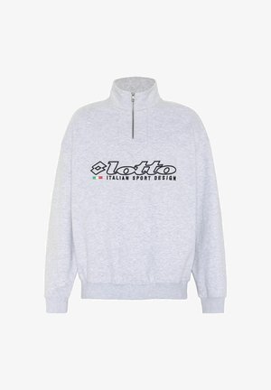 Hellgraues Sweatshirt mit Viertel-Reißverschluss, schwarzem "lotto"-Logo und dem Schriftzug "Italian Sport Design", mit einem kleinen italienischen Flaggen-Detail unter dem Logo.