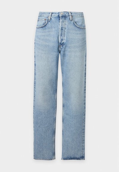 Jean denim bleu clair à coupe droite avec poches avant, passants de ceinture et fermeture à boutons sur fond blanc.