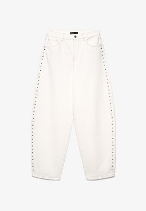 Hoch taillierte weiße Jeans mit silbernen Nieten entlang der äußeren Nähte, den vorderen Taschen, Gürtelschlaufen und einem Knopfverschluss.