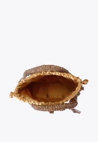 Gebeade clutch tas met een gouden buitenkant, zachte satijnen voering en een trekkoordsluiting. Gelaagde structuur met glinsterende accenten.