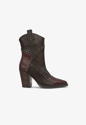 Bottines marron et bordeaux en simili serpent texturé et en daim, dotées de clous décoratifs et d'un talon bloc. Design à nez pointu.