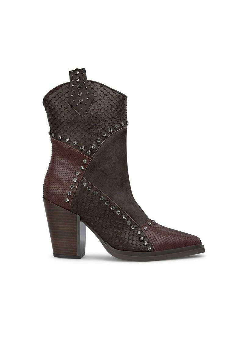 Brązowe i burgundowe botki za kostkę wykonane z teksturowanej sztucznej skóry węża i zamszu, ozdobione dekoracyjnymi ćwiekami oraz na słupku. Design ze spiczastym noskiem.