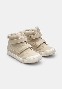 Beżowe buty za kostkę z dwoma paskami na rzep, pluszową wyściółką, teksturowaną gumową podeszwą i przeszyciami. Gładki materiał przypominający skórę.