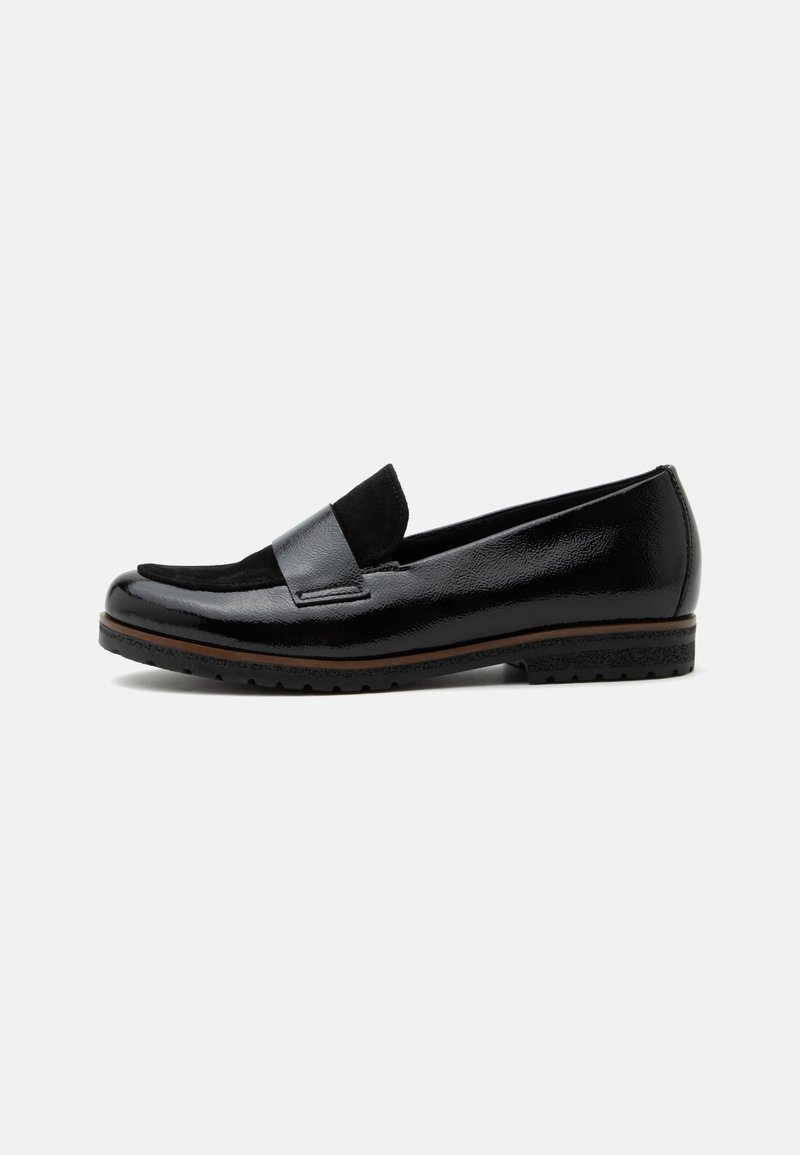 Mocassin en cuir verni noir avec détail de bride en daim et semelle épaisse en caoutchouc, présenté de profil sur un fond uni.
