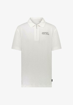 Wit poloshirt van een gestructureerde stof, met een ritskraag en korte mouwen. Het heeft een subtiel logo op de borst.