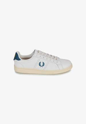 Zapatillas blancas de cuero con un acento azul en el talón, diseño perforado, suela beige y un logo que presenta hojas de laurel en el lateral.