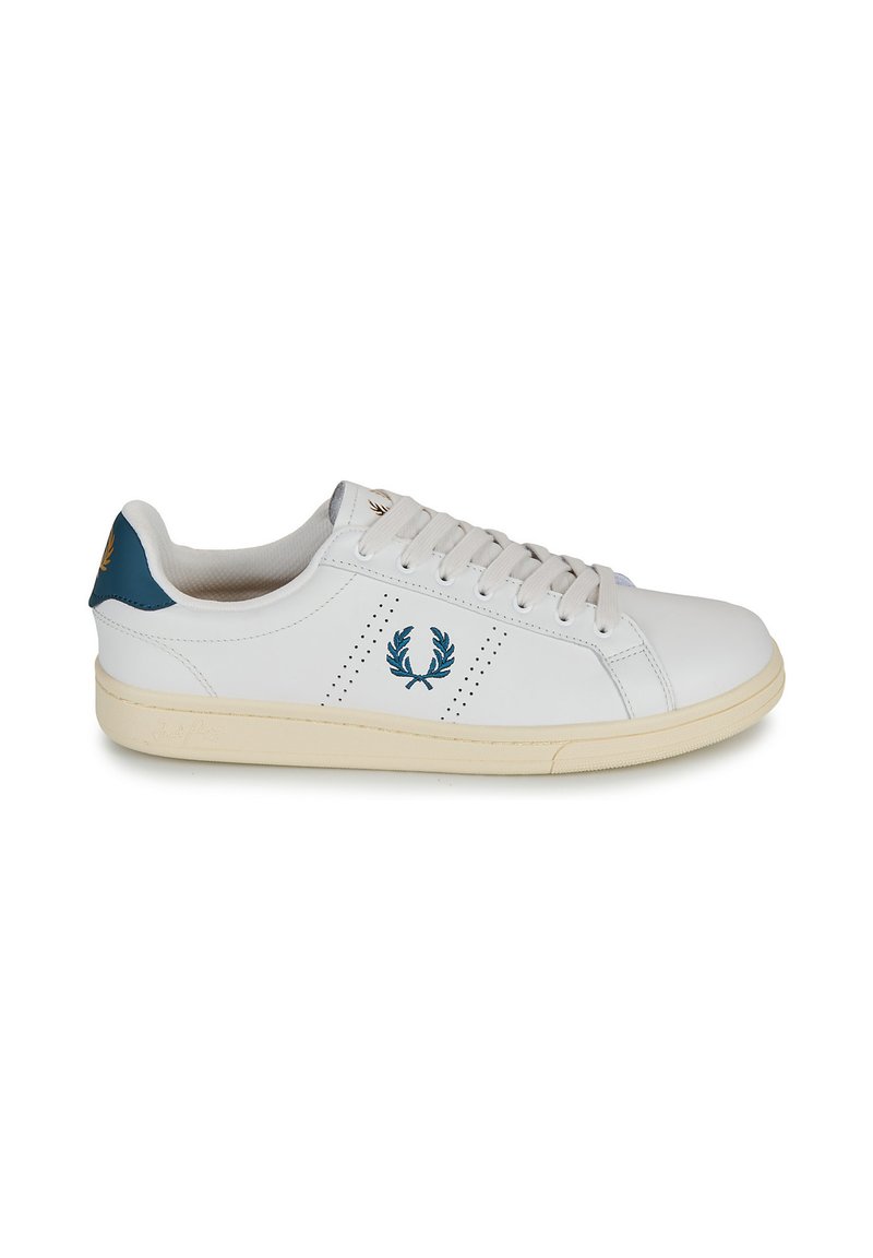 Zapatillas blancas de cuero con un acento azul en el talón, diseño perforado, suela beige y un logo que presenta hojas de laurel en el lateral.