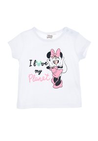 Camiseta blanca de manga corta con un gráfico de un personaje en azul, negro y texto verde que dice "Amo mi planeta". Incluye botones a presión.