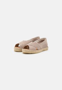 Zamszowe espadryle peep-toe w jasnym beżu, z plecioną podeszwą z juty i krzyżującym się fasonem, zapewniającym przewiewne i wygodne dopasowanie.