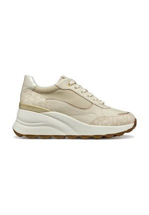 Sneakers beiges avec un design texturé, présentant des accents en cuir lisse et en cuir verni, une épaisse semelle blanche et un bout rond.