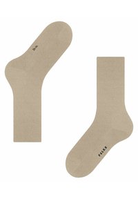 Calzini beige con una texture liscia, caratterizzati da un bordo a costine e un tallone arrotondato. Logo "FALKE" stampato in nero su un calzino.