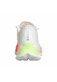 Zapatillas deportivas con parte superior blanca, acento verde neón en la suela exterior y un degradado de blanco a coral en el talón. Suela texturizada.