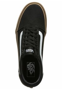 Zapatilla de lona negra con franjas laterales blancas, punta redonda, suela de goma y cordones negros. Presenta el logo de Vans en la lengüeta y la plantilla.