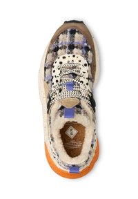 Sneaker multicolore con tomaia a quadri con accenti viola e neri, camoscio marrone, un sistema di allacciatura pattern e suola in gomma arancione.