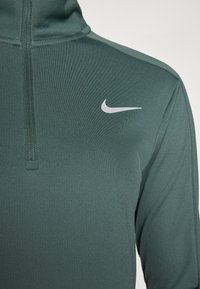 Nike Performance DRI-FIT PACER - Majica z dolgimi rokavi - vintage green/reflective silver