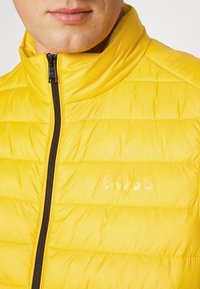 BOSS Colete - open yellow