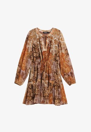 Květinové šaty s dlouhými rukávy, výstřihem ve tvaru klíčové dírky a šňůrkou v pase. Obsahují oranžové, hnědé a fialové odstíny.