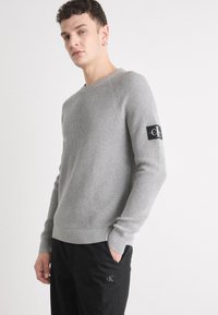 Calvin Klein Jeans BADGE EASY SWEATER - Maglione - gray heather