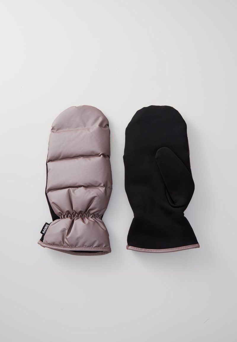 Ζευγάρι γαντιών, το ένα γκρι και με μαξιλάρια και ελαστική μανσέτα, το άλλο μαύρο με αντίχειρα, ακίνητα σε λευκή επιφάνεια.