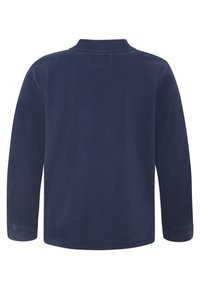 Tmavě modrý pulovr s dlouhým rukávem z měkké látky, s žebrovaným límcem bez viditelných vzorů či ozdob. Hladká textura.