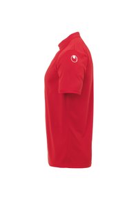 Rød polo-shirt lavet af polyester, med krave og korte ærmer. Inkluderer et hvidt logo på venstre ærme. Glat tekstur.