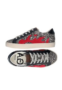 Zapatillas bajas con glitter plateado, diseño de llamas rojas en los lados, suelas blancas, cordones grises y marca "GOLDEN GOOSE" en el interior.