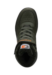 Grüner Leder-Hochschaftschuh mit strukturiertem Obermaterial, Schnürverschluss und orangefarbenem Logo; weiche Innenauskleidung; Gummisohle mit detaillierter Kante.